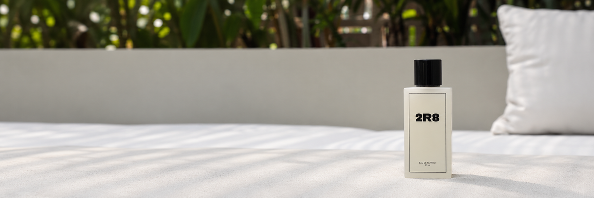 2R8 Eau de Parfum von Kohlenstoff 12 auf einer hellen Liege – Blogbanner im Querformat